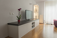 TV dressoir met eiken bovenblad en vitrinekast.